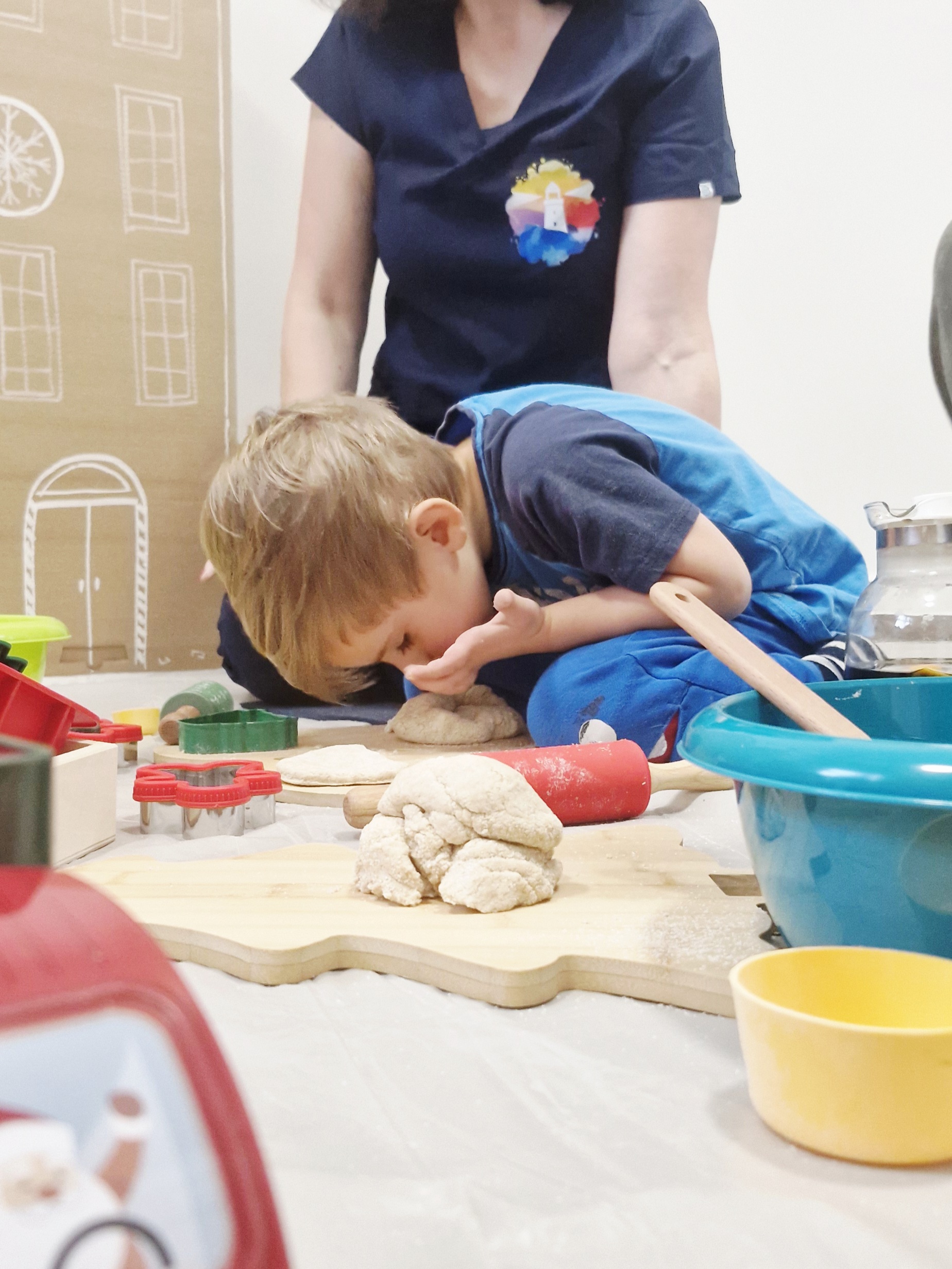 Sensoplastyka — chłopiec w trakcie pracy pod okiem opiekunki.