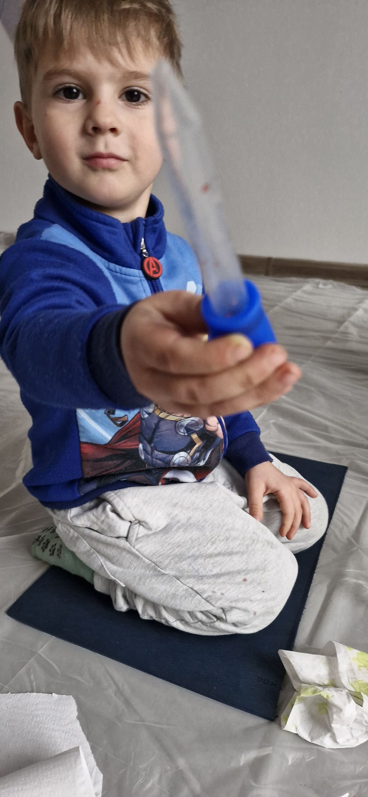 Czterolatek podczas z pipetką podczas zabawy na sensoplastyce